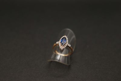 Bague navette en or jaune, poinçon tête de cheval, sertie d'…