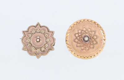 une paire de boucles d'oreilles en or et diamants