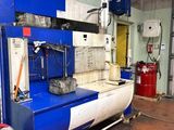 une machine qui se trouve à l'intérieur d'un bâtiment