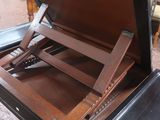 un piano posé sur une table dans une pièce