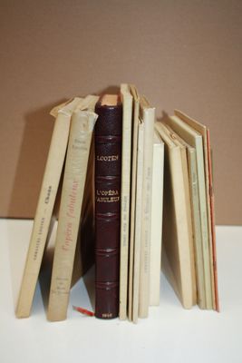 plusieurs livres empilés sur une table