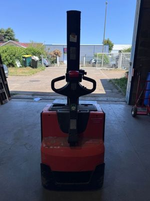 une photo d'un chariot élévateur dans un garage