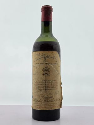 une bouteille de vin posée sur une table