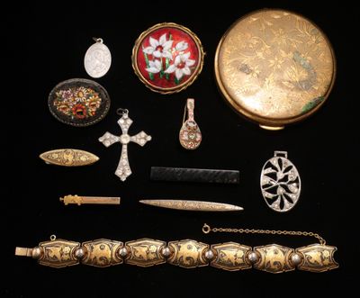 plusieurs types de bijoux différents sur une surface noire