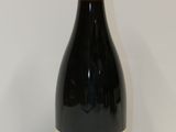 une bouteille de vin posée sur une table