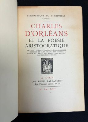 un livre ouvert avec la photo d'un homme et d'une femme