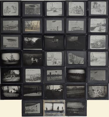 photographie en noir et blanc d'un mur composé de vieux téléviseurs sur lesquels s'affichent des images
