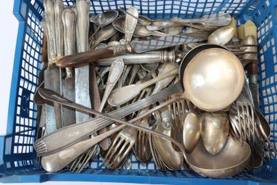 un panier bleu rempli d'argenterie et de cuillères en argent