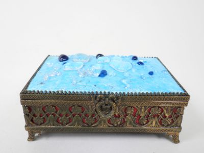 une image représentant une boîte décorative ornée de perles de verre bleues