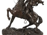 statue représentant un homme à cheval, avec un fusil sur le dos