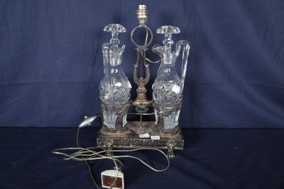 une image représentant une lampe de table plaquée argent sur fond bleu