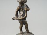 figurine en bronze représentant un garçon avec une harpe