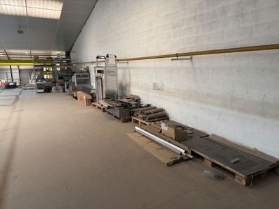 une pièce où il y a beaucoup de palettes et de cartons par terre