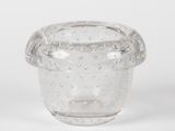 un saladier en verre transparent rempli d'eau et de bulles, posé sur une surface blanche