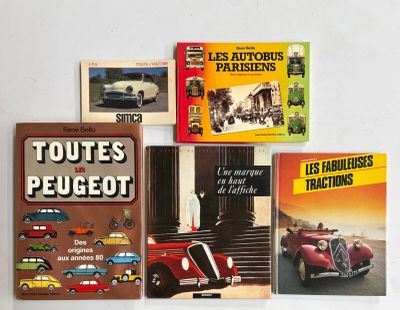 plusieurs livres posés sur une table blanche, avec une voiture rouge et une voiture rouge