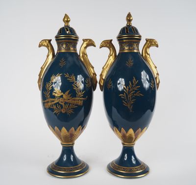 une paire de vases bleus et dorés ornés d'oiseaux et de fleurs