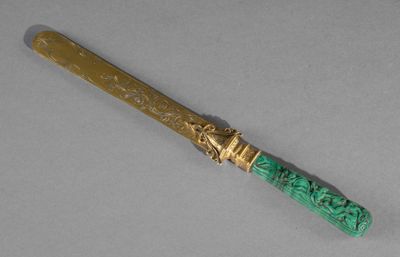 un couteau doré et vert avec un manche vert