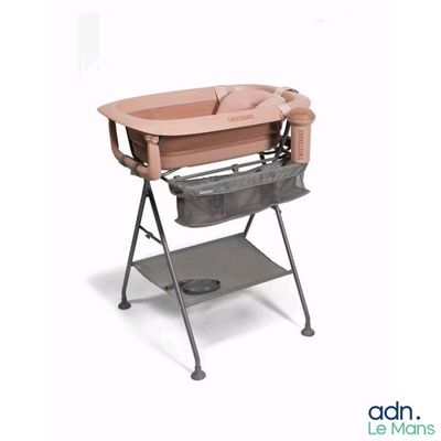 une table à langer sur laquelle se trouve un bébé