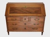 un bureau en bois avec des tiroirs et des tiroirs sur le dessus