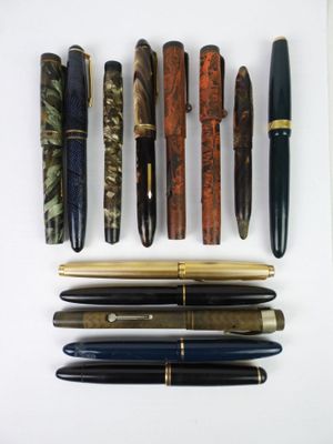 a lot of pens that are lined up on a table
