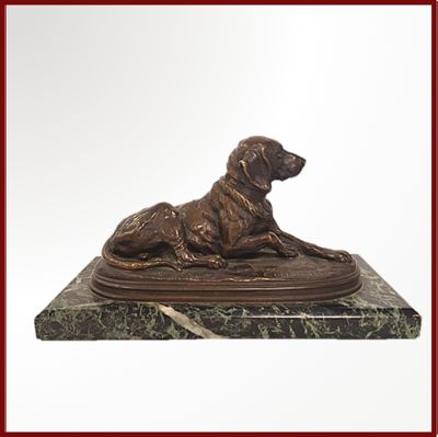 statue d'un chien couché sur un socle en marbre, encadrée d'un cadre rouge