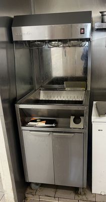 une cuisine équipée d'un évier et d'un lave-vaisselle