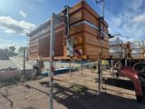 une photo d'un camion avec une caisse en bois à l'arrière