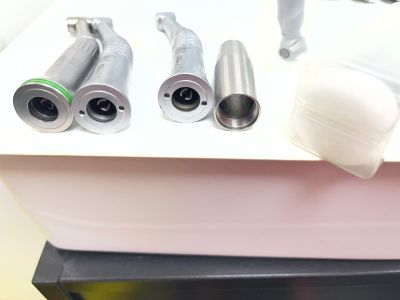 trois types différents de sèche-cheveux posés sur une table