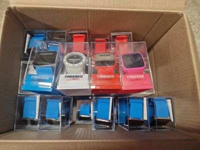 une boîte en carton remplie de gadgets électroniques en tout genre