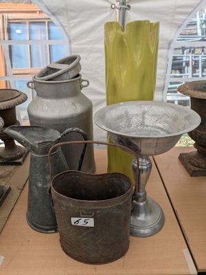 de nombreux types de vases exposés sur une table