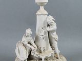 une image représentant une statue d'un homme et d'une femme assis sur un socle