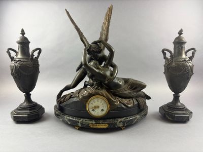 une horloge et deux vases placés l'un à côté de l'autre