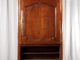 une image représentant une armoire en bois surmontée d'une étagère