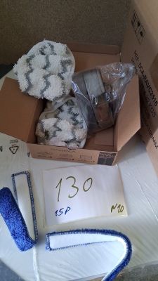 une boîte contenant des objets posés sur une table