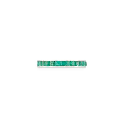 Gros plan sur une bague contenant une pierre verte