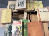de nombreux vieux livres empilés les uns sur les autres sur une table