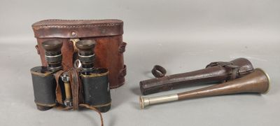 une paire de jumelles anciennes avec étui en cuir et garnitures en laiton