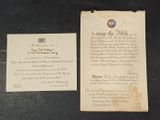 un vieux document écrit posé sur une table