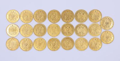 un groupe de pièces d'or posées sur une surface blanche