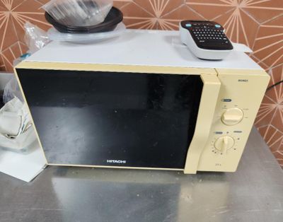 un micro-ondes posé sur un comptoir