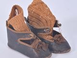 gros plan d'une paire de chaussures sur une surface blanche