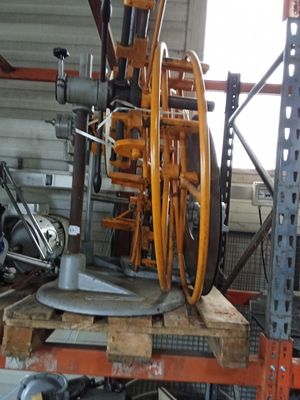 une machine posée sur une palette dans un garage