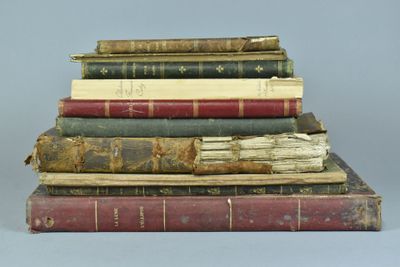 plusieurs vieux livres empilés sur une table