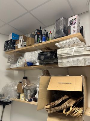 une pièce avec beaucoup de boîtes et de cartons sur les étagères