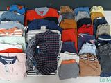 une pile de vêtements posée sur une table blanche