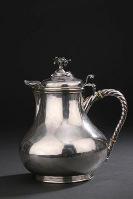 une cafetière en argent avec une poignée en corde sur fond noir