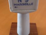 un panneau blanc et bleu posé sur un socle en bois