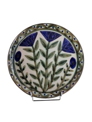 une image représentant une assiette décorative ornée de fleurs bleues