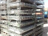une grande pile de cages empilées les unes sur les autres