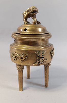 une boîte à encens ancienne en laiton, surmontée d'un lion